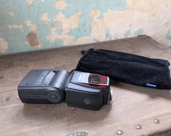 Vintage Yongnuo Speedlite YN560 digital camera flash