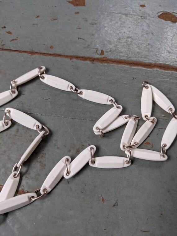 Vintage cottagecore rose plastic statement neckla… - image 4