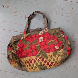 Bolso vintage con asa superior en forma de fresa