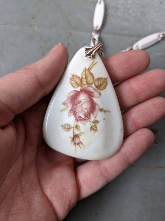 Vintage cottagecore rose plastic statement neckla… - image 5