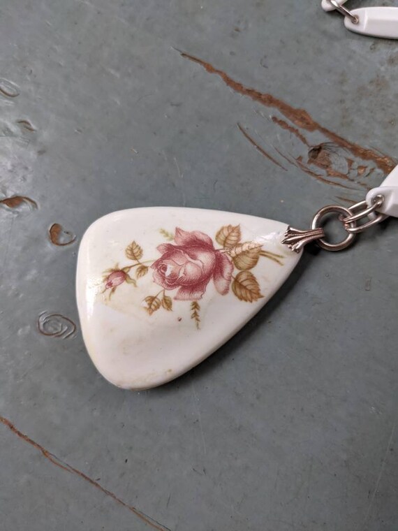 Vintage cottagecore rose plastic statement neckla… - image 2