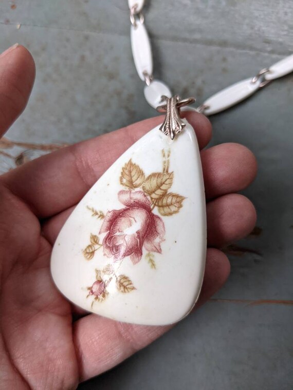Vintage cottagecore rose plastic statement neckla… - image 3