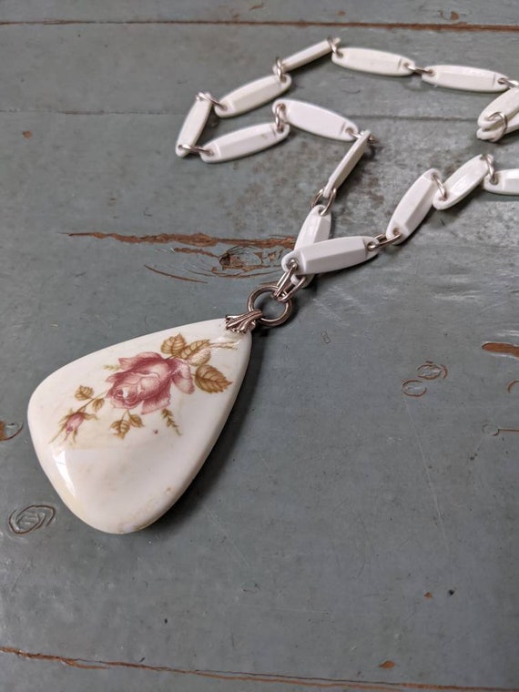 Vintage cottagecore rose plastic statement neckla… - image 1