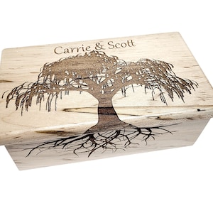 Puede incluir: Una caja de madera con un diseño de árbol de sauce grabado con láser y el texto "Carrie & Scott" en la tapa.