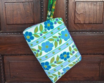 Vintage Stoff-Reißverschlusstasche mit einem blauen Patch-Blatt mit einer Blume und einem violetten Pfad auf der anderen Seite. Gefüttert mit Daisy Blatt