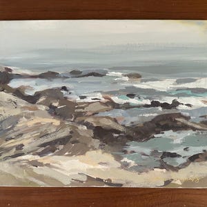 Puede incluir: Una pintura rectangular que representa un paisaje costero con una costa rocosa en tonos marrón, bronceado y gris. La escena presenta olas rompiendo en blanco, azul claro y verde azulado, con un cielo gris pálido y nublado.