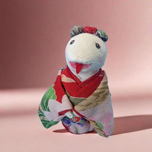 Original motif snake doll made from vintage Japanese kimono: crepe fabrics from the Showa and Taisho periods.