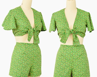 GREEN  FLORAL PLAYSUIT s 70s vintage Tie Front flutter sleeve crop top High Waist pinup shorts Calico cotton 26 27 w Small