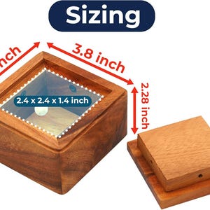 Op de afbeelding: Een houten doos met een afneembaar deksel, vierkant van vorm. De doos is 9,65 cm breed en lang, met een binnenruimte van 6,1 x 6,1 x 3,56 cm. De hoogte van de doos is 5,79 cm. Het woord "Sizing" staat in een blauwe ovaal.