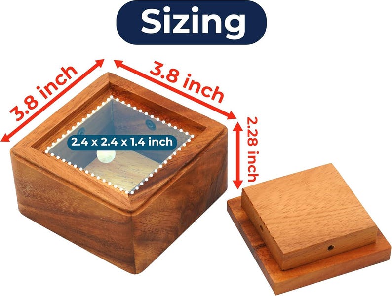 Op de afbeelding: Een houten doos met een afneembaar deksel, vierkant van vorm. De doos is 9,65 cm breed en lang, met een binnenruimte van 6,1 x 6,1 x 3,56 cm. De hoogte van de doos is 5,79 cm. Het woord "Sizing" staat in een blauwe ovaal.