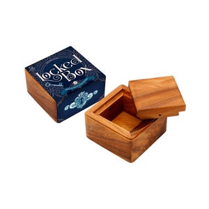 Op de afbeelding: Houten doos met een deksel, &eacute;&eacute;n open. De bovenkant van de doos heeft een blauw ontwerp met de woorden "Locked Box" en een sleutelillustratie. De doos is gemaakt van lichtbruin hout.