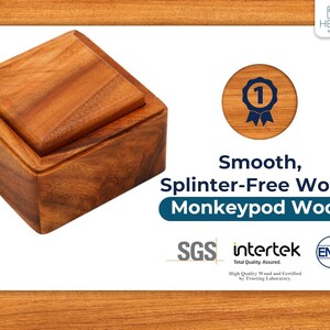 Op de afbeelding: Een houten doos met een deksel, gemaakt van Monkeypod-hout. De doos heeft een warme bruine kleur en een glad, splintervrij oppervlak. De tekst luidt: "Smooth, Splinter-Free Wood. Monkeypod Wood."
