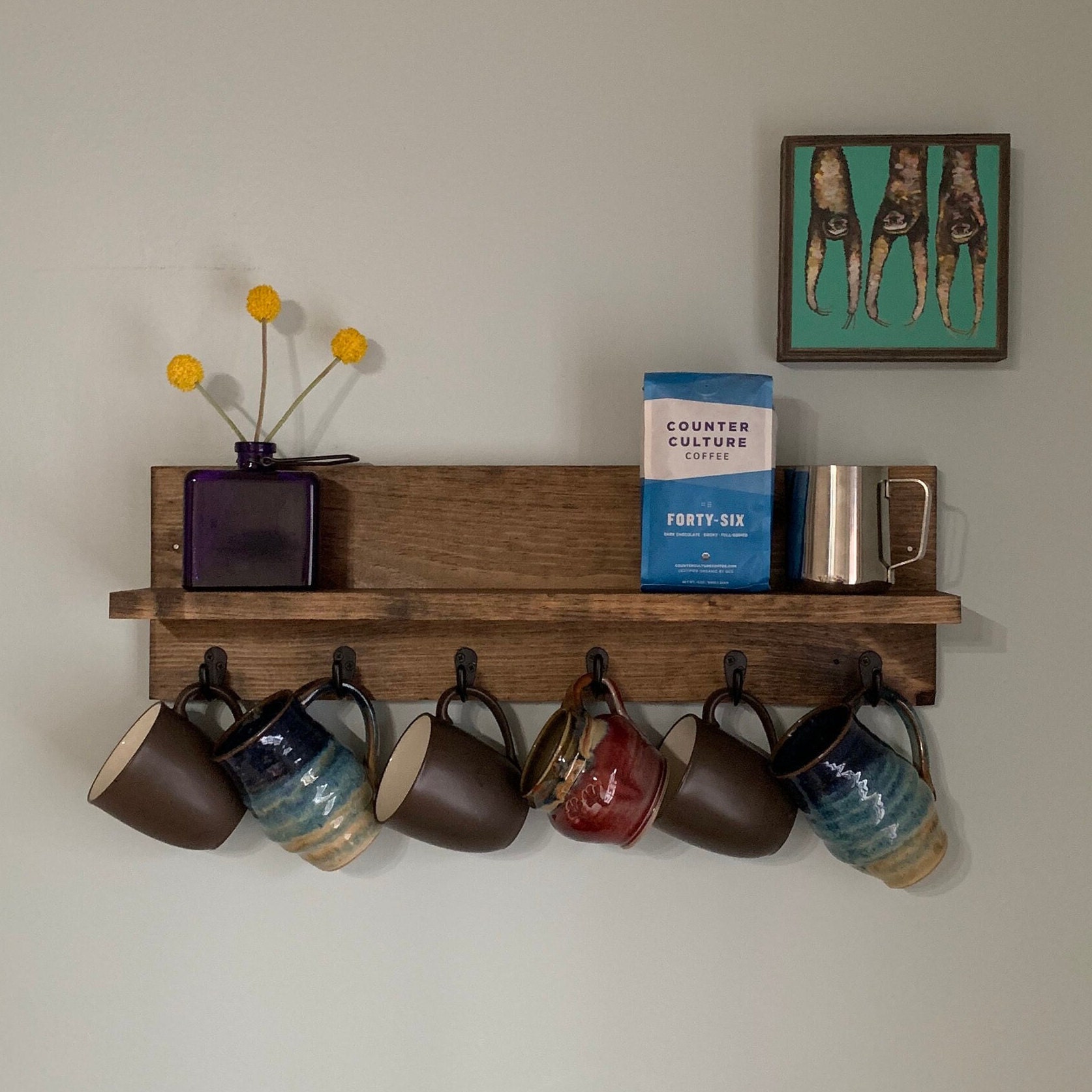 Encozy Estante para tazas montado en la pared con estante, soporte para  tazas de café, organizador de tazas de madera con 7 ganchos (madera)