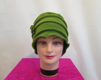 Bonnet chimio, toque en polaire verte avec une broche fleur en bois