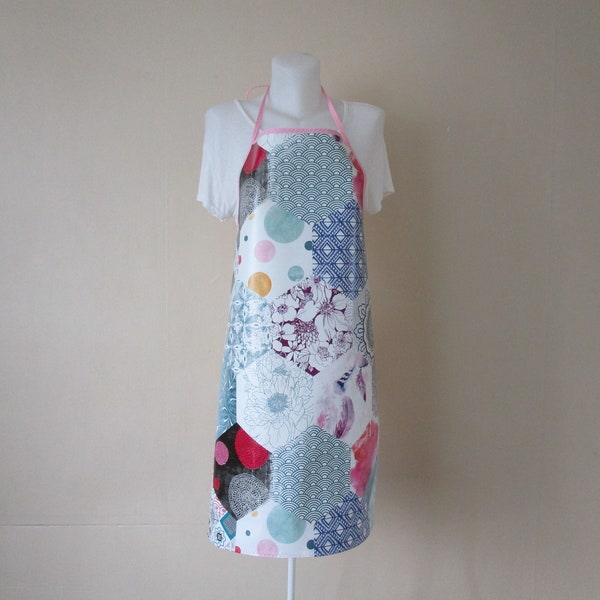 Tablier femme en toile cirée blanche, bleu, rose, fuchsia et jaune motif patchwork