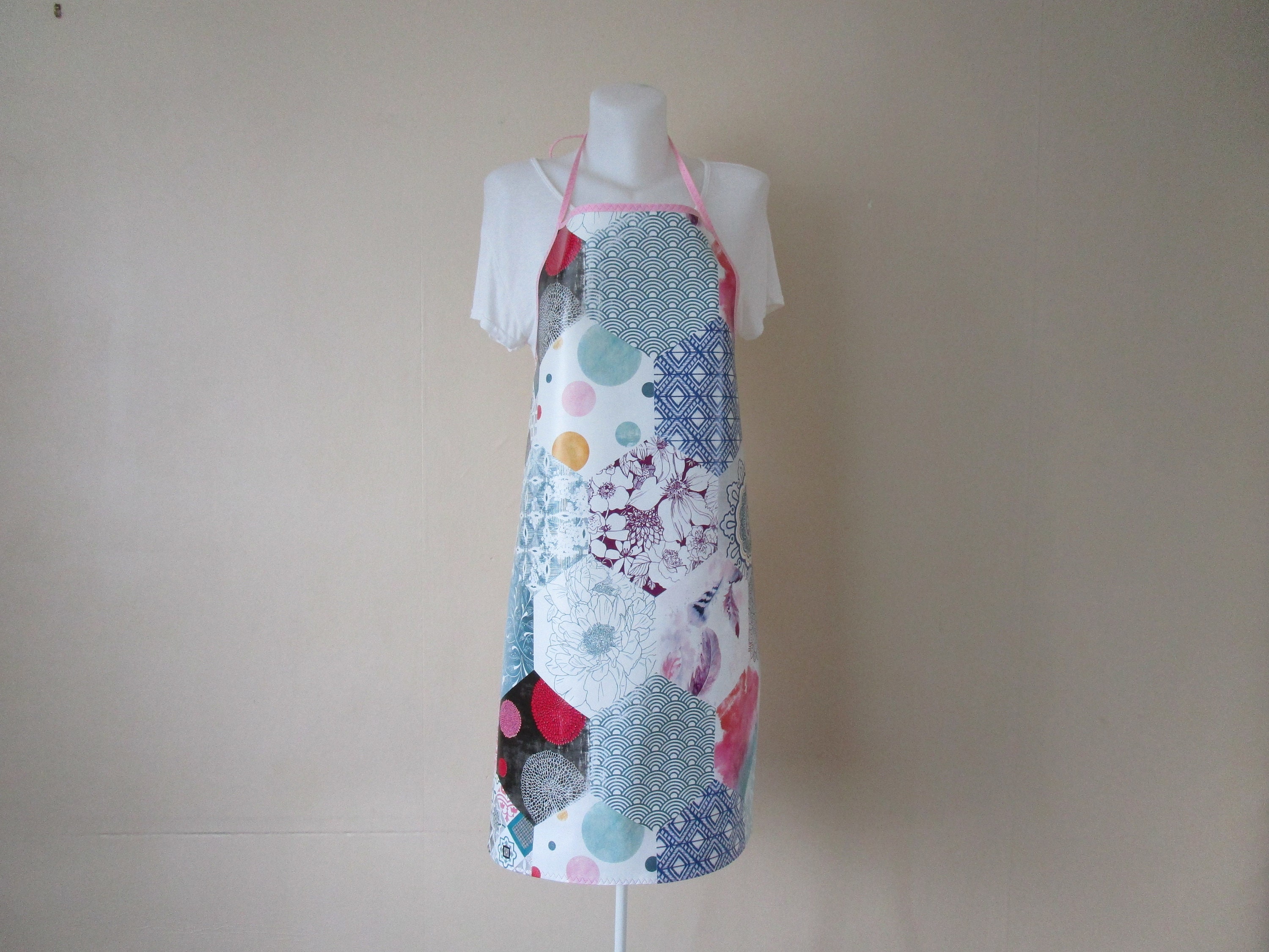 Tablier Femme en Toile Cirée Blanche, Bleu, Rose, Fuchsia et Jaune Motif Patchwork
