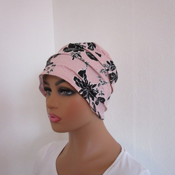 Bonnet chimio femme en jersey léger de couleur rose poudré avec des roses noires