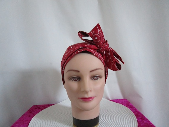 Figurine Fille dans un foulard rose 11cm