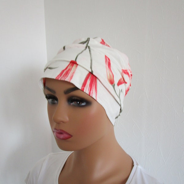 Bonnet chimio, toque, turban, foulard femme en jersey de couleur écrue avec des fleurs orange, saumon et des feuilles kaki