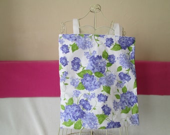 Tote bag, sac, en tissu de couleur blanche avec des  hortensias bleu et mauve