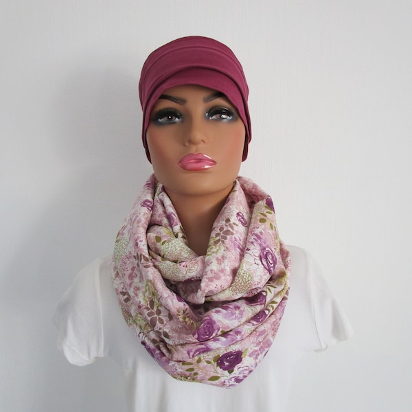 Echarpe, snood de couleur écrue avec des roses et des fleurs rose, violette et verte