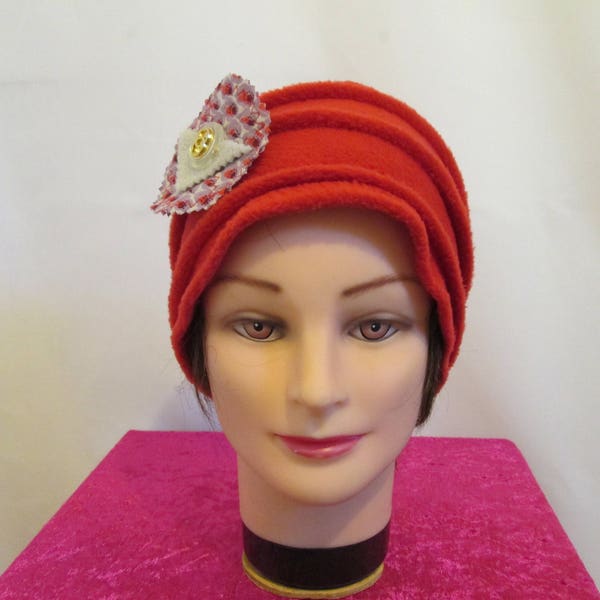 Bonnet chimio, toque en polaire rouge avec une broche bouton dorée