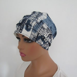 Bonnet chimio femme en jersey léger de couleur bleu marine et blanche motif building image 1