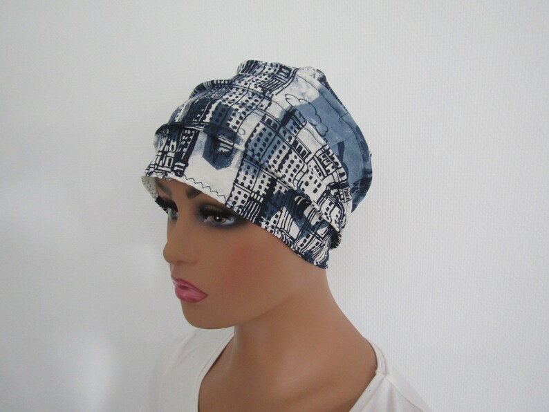 Bonnet chimio femme en jersey léger de couleur bleu marine et blanche motif building image 1