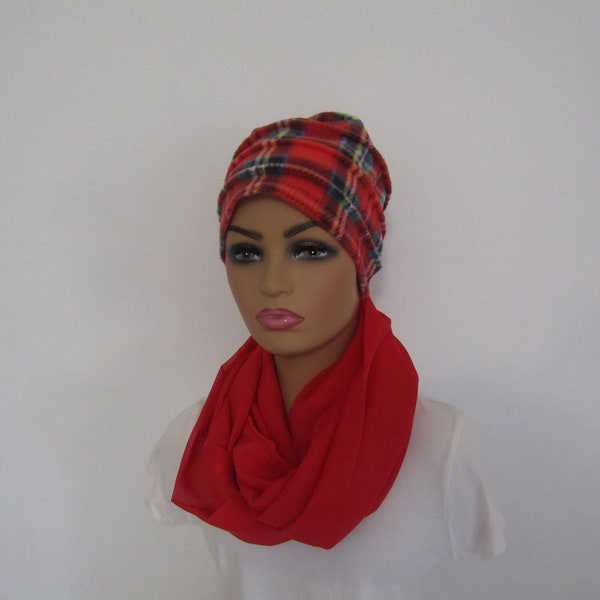 Bonnet femme chimio en polaire rouge, vert, jaune et bleu motif écossais