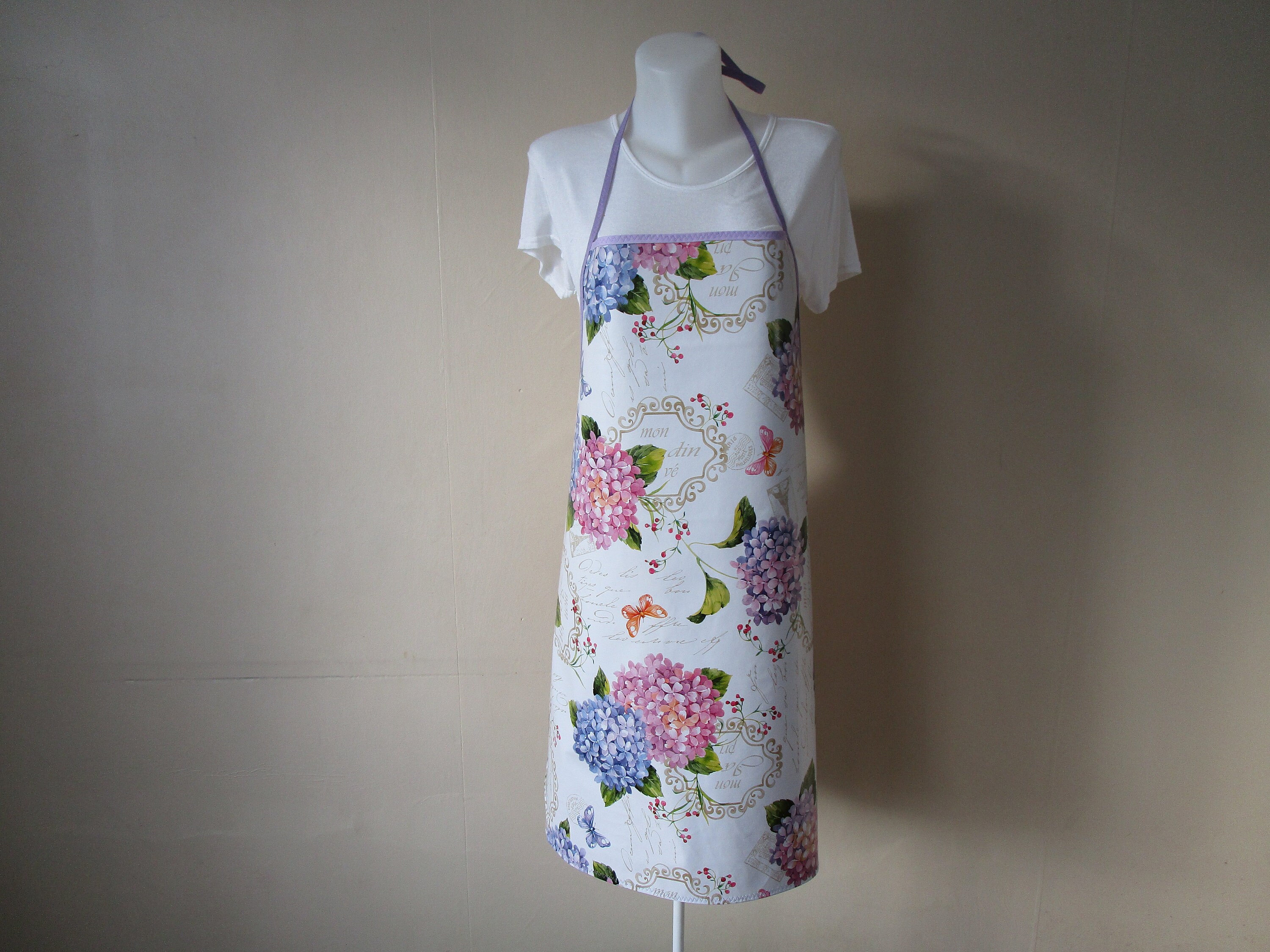 Tablier Femme en Toile Cirée Blanche avec Des Hortensias Rose, Violet et Fuchsia