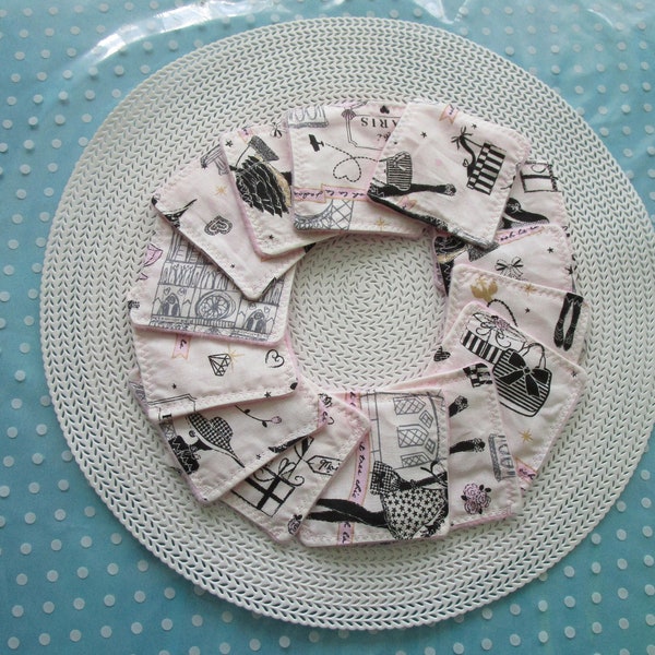 Lingettes démaquillantes lavables en tissu blanc, gris et noir avec des  parisiennes et polaire rose