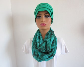 Echarpe snood de couleur verte imprimé de roses