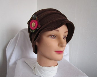 Bonnet chimio, toque en polaire marron unie avec une broche multicolore avec un bouton fuchsia et doré