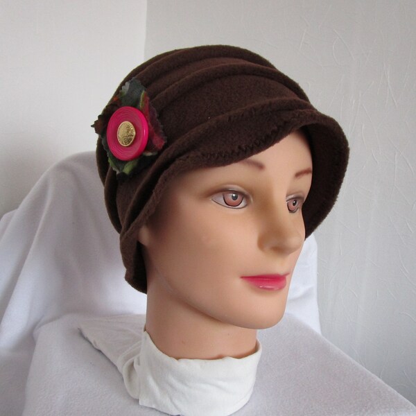 Bonnet chimio, toque en polaire marron unie avec une broche multicolore avec un bouton fuchsia et doré