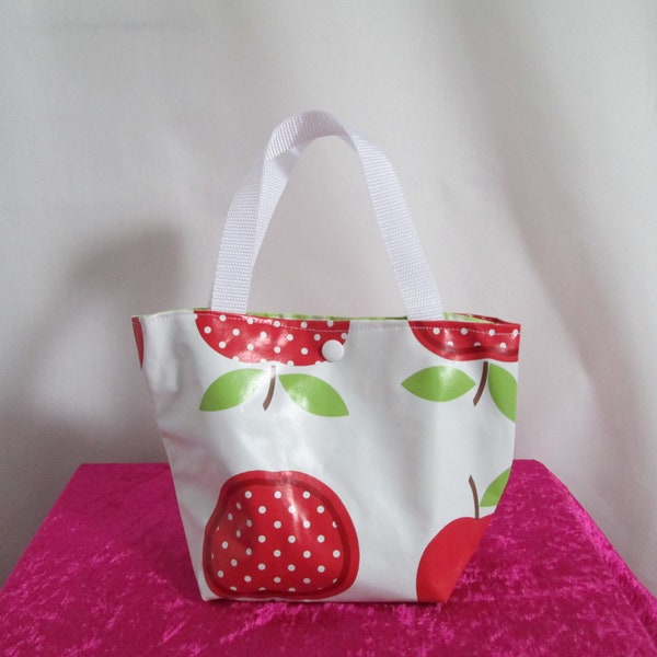 Mini sac cabas enfant  en toile cirée blanche avec des pommes rouges