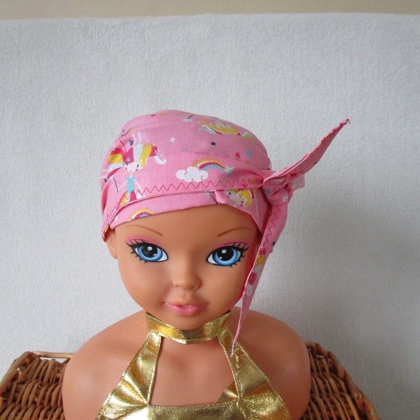 Foulard, turban chimio enfant de couleur rose bonbon avec des petites fées