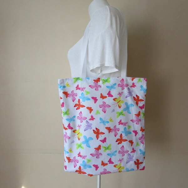 Tote bag, sac, en tissu de couleur blanche avec des papillons multicolore