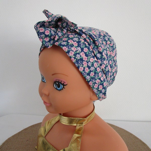 Foulard, turban chimio fille, jeune adolescente de couleur bleue avec des petites fleurs roses