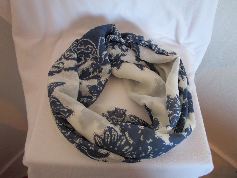 Echarpe, snood de couleur blanche et bleu marine à motif dentelle image 5