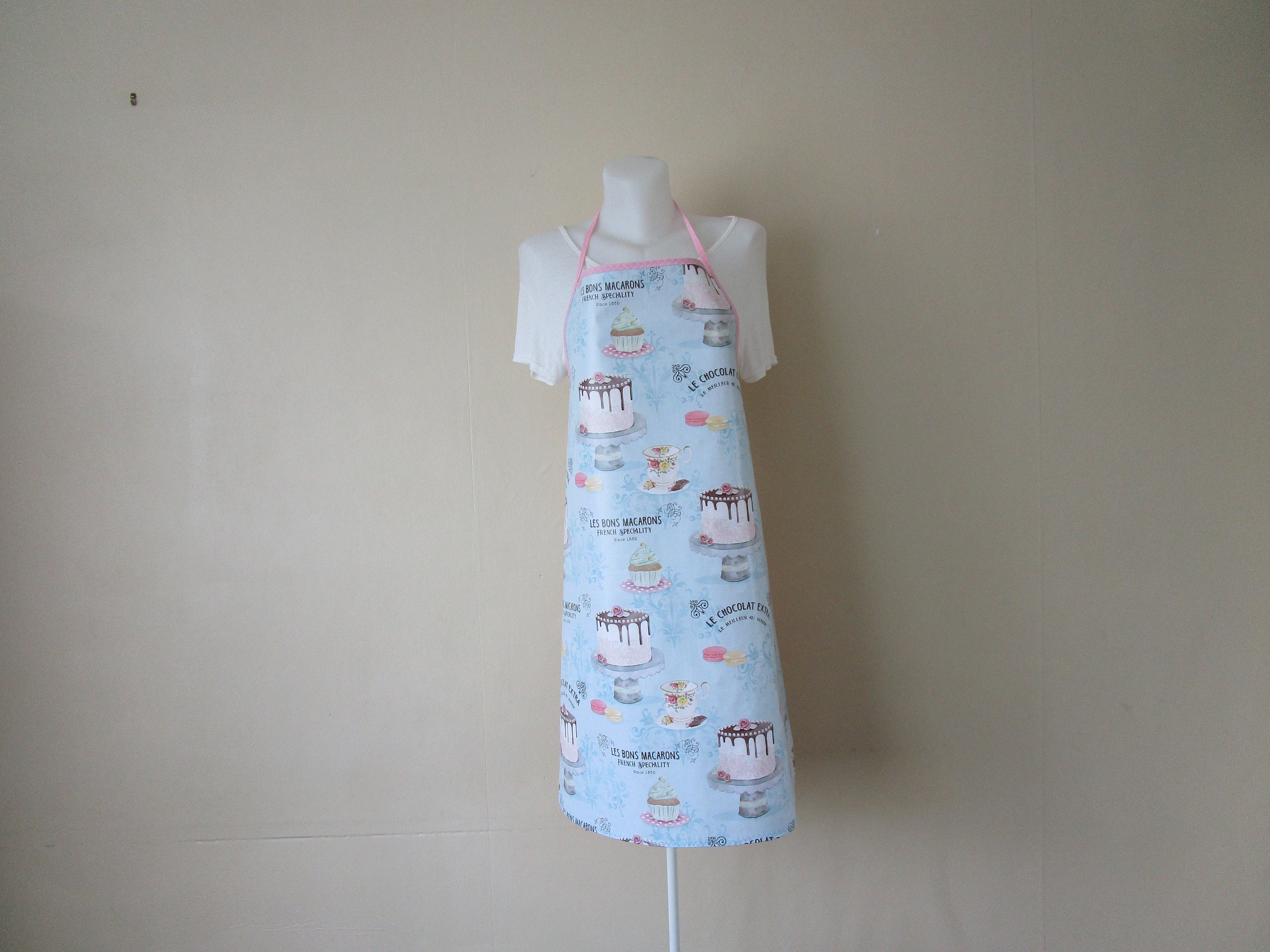 Tablier Femme en Toile Cirée Bleu Ciel avec Des Pâtisserie Multicolore