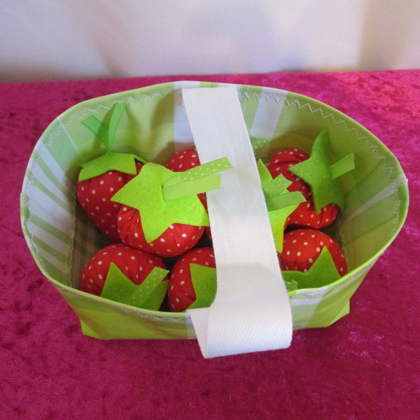 Dinette  panier de fraises en tissu rouge à pois blancs