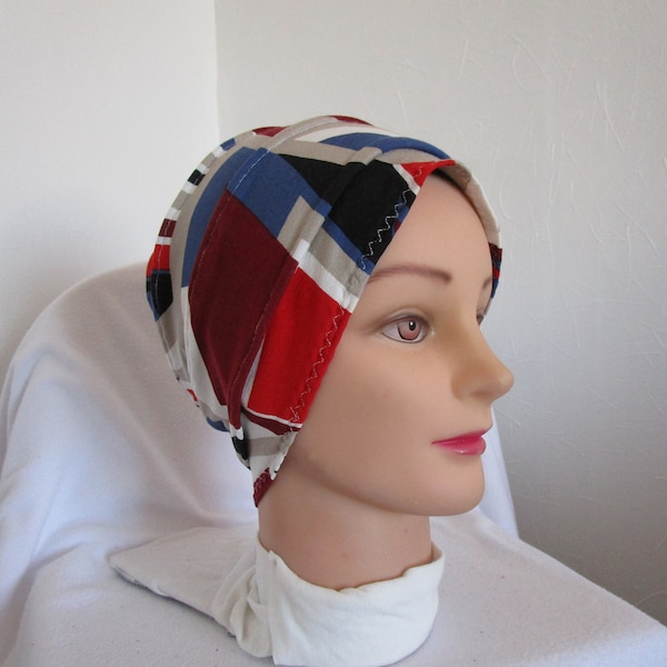 Bonnet femme chimio, toque, turban en jersey blanc, rouge, noir et bleu motif géométrique