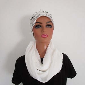 Bonnet rétro chimio, toque, turban, foulard femme en jersey de couleur blanche avec fleurs noires image 2