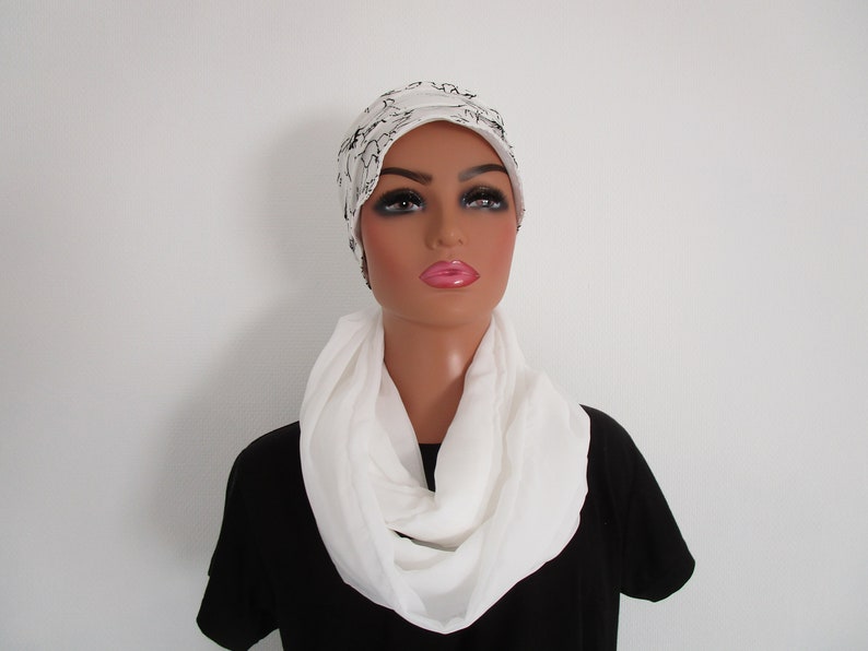 Bonnet rétro chimio, toque, turban, foulard femme en jersey de couleur blanche avec fleurs noires image 2