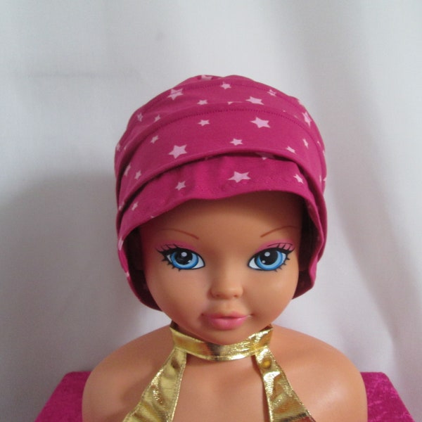 Bonnet, toque, turban chimio fille en jersey fuchsia avec des étoiles roses