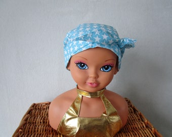 Foulard, turban chimio enfant de couleur bleu turquoise avec étoiles blanches