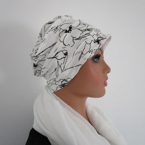 Bonnet rétro chimio, toque, turban, foulard femme en jersey de couleur blanche avec fleurs noires image 3