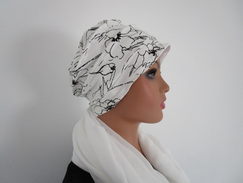 Bonnet rétro chimio, toque, turban, foulard femme en jersey de couleur blanche avec fleurs noires image 3