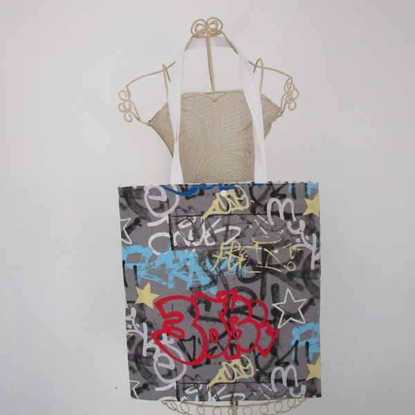 Tote bag, sac, en tissu de couleur grise, bleue, rouge, jaune, noire et blanche motif graffiti