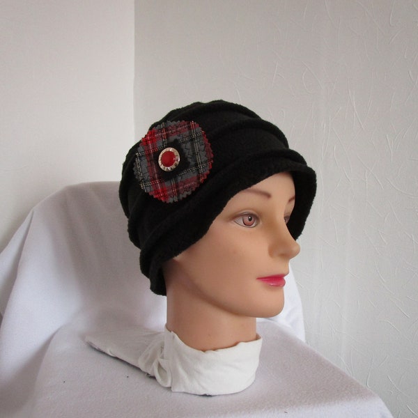 Bonnet chimio, toque en polaire noire uni avec une broche en tissu écossais et bouton rouge